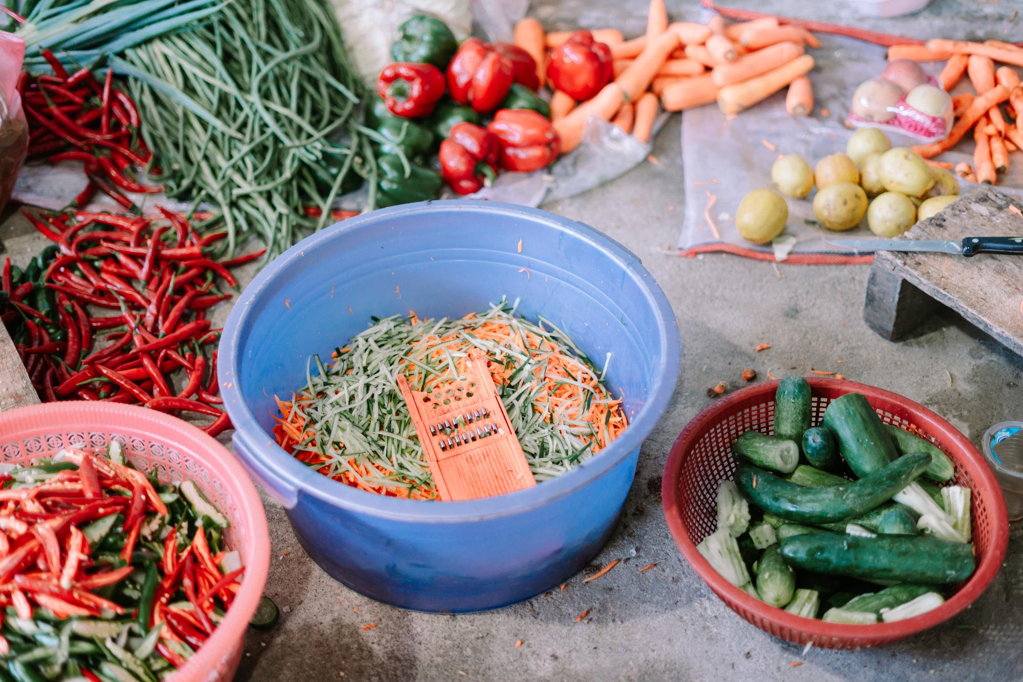 Bol cu ingrediente locale aranjate pentru o lecție