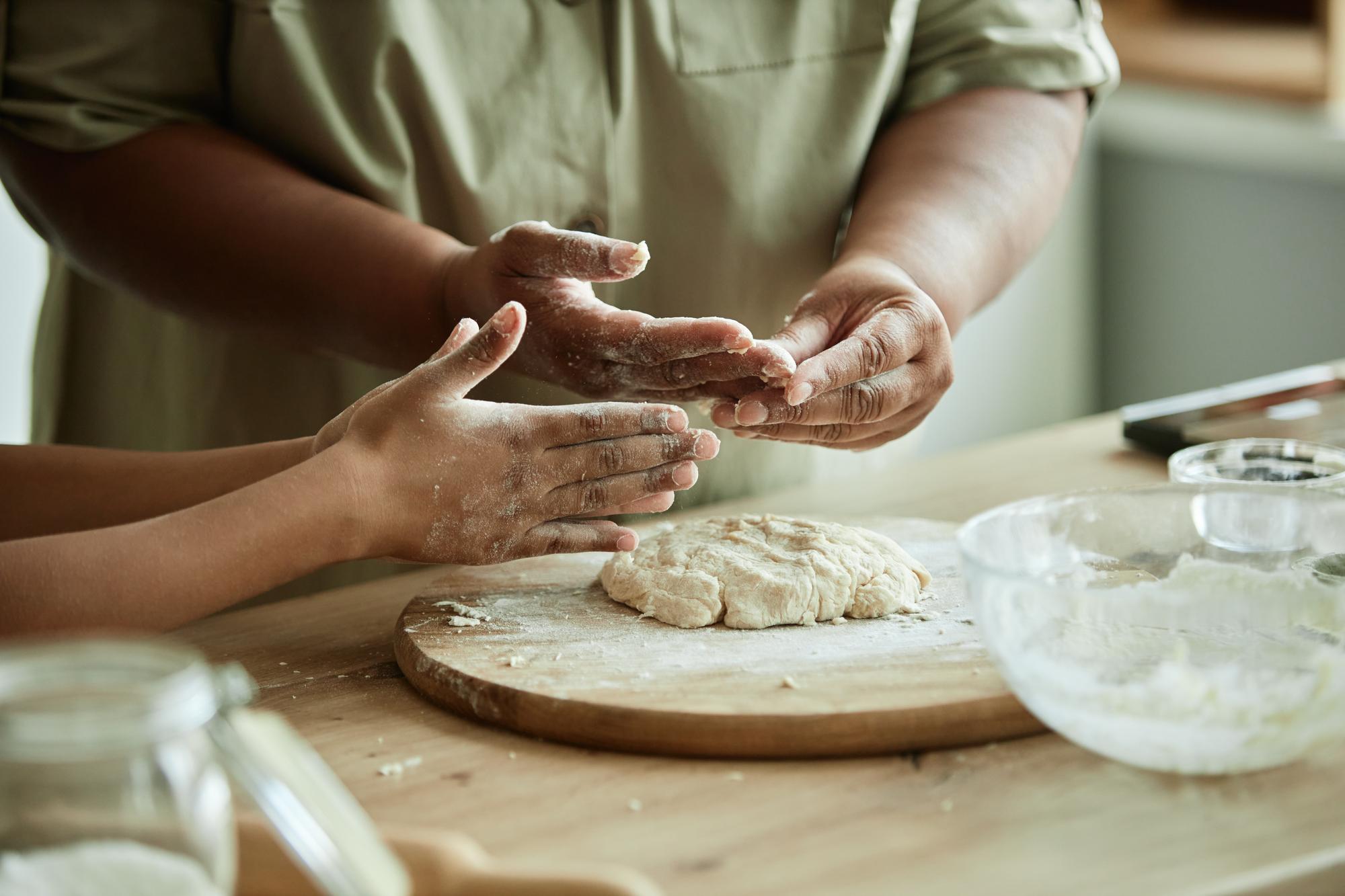 Mâini frământând aluat artisanal